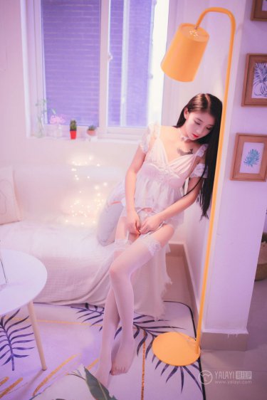 挖井喷水爆乳网红小姐姐