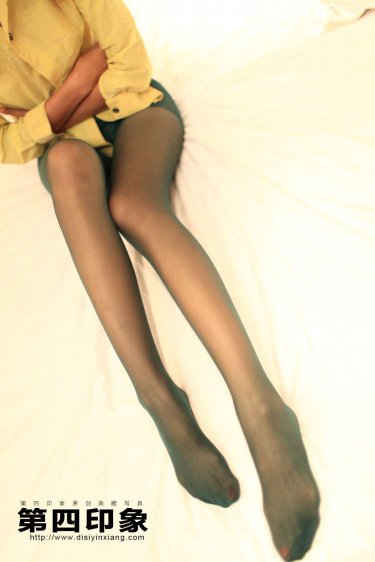 用剪刀剪开女孩子的衣服